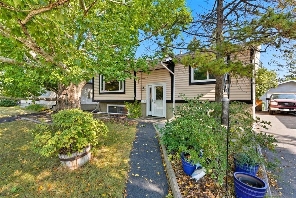 124 Lynnbrook Road SE, Calgary — main listing photo