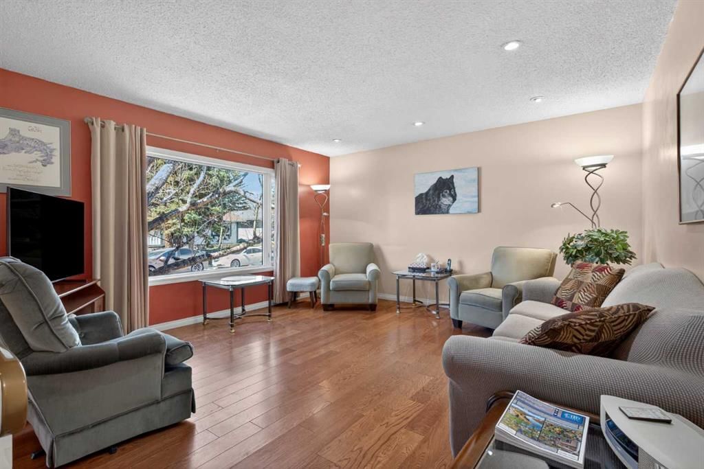 124 Lynnbrook Road SE, Calgary — photo 5 of 50