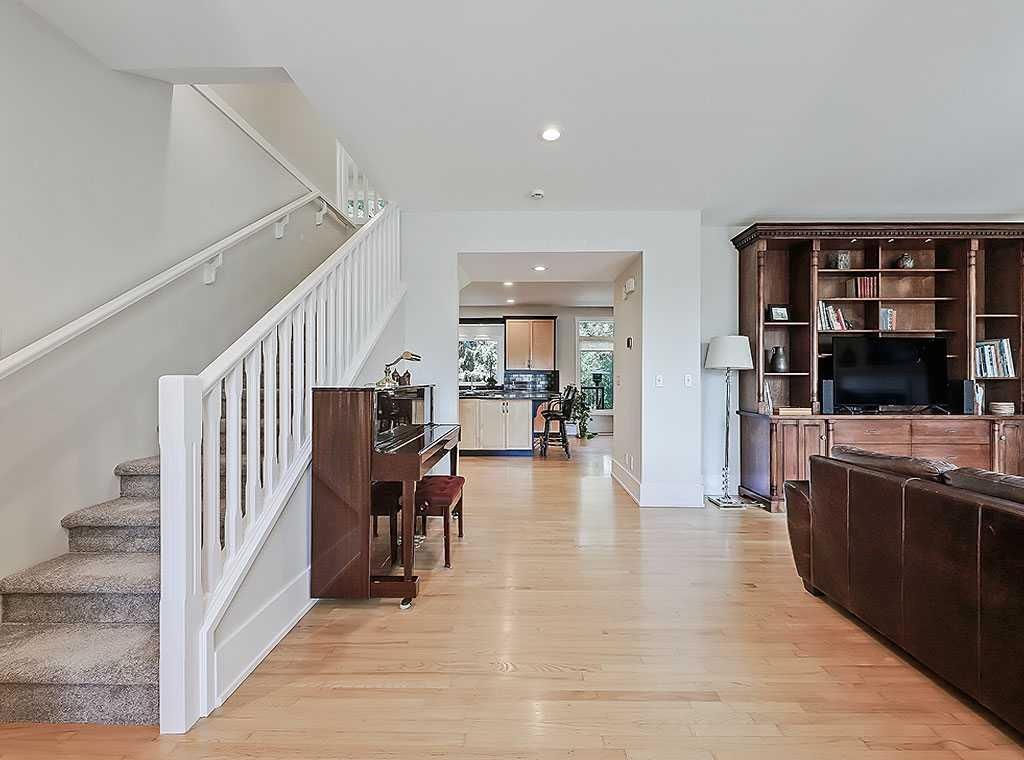 616 47 Avenue SW, Calgary — photo 4 of 47