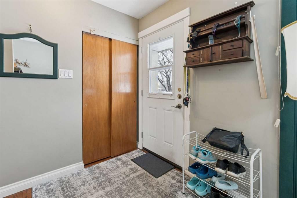 12 Westwood Crescent SW, Calgary — photo 3 of 31