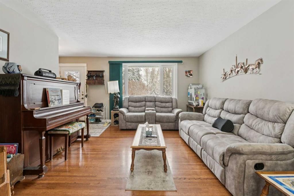 12 Westwood Crescent SW, Calgary — photo 4 of 31