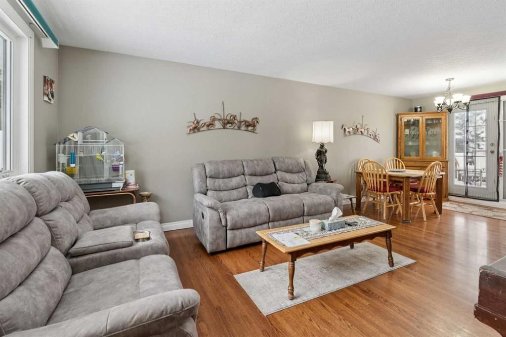 12 Westwood Crescent SW, Calgary — photo 5 of 31