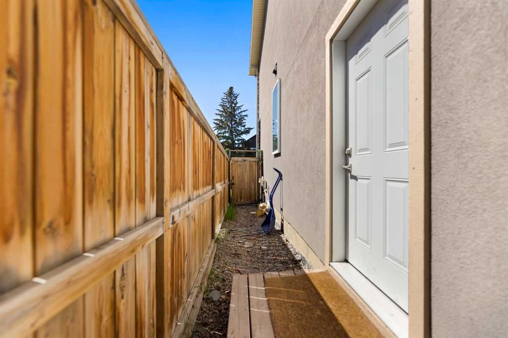 4410 17 Avenue NW, Calgary — photo 4 of 40
