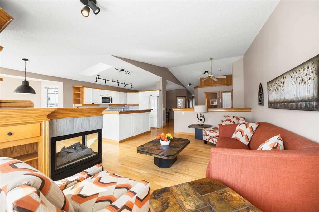 8 Edgevalley View NW, Calgary — photo 5 of 46