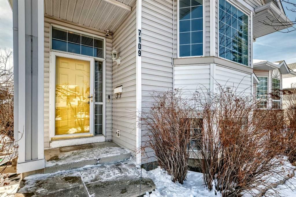 7109 Laguna Way NE, Calgary — photo 3 of 44