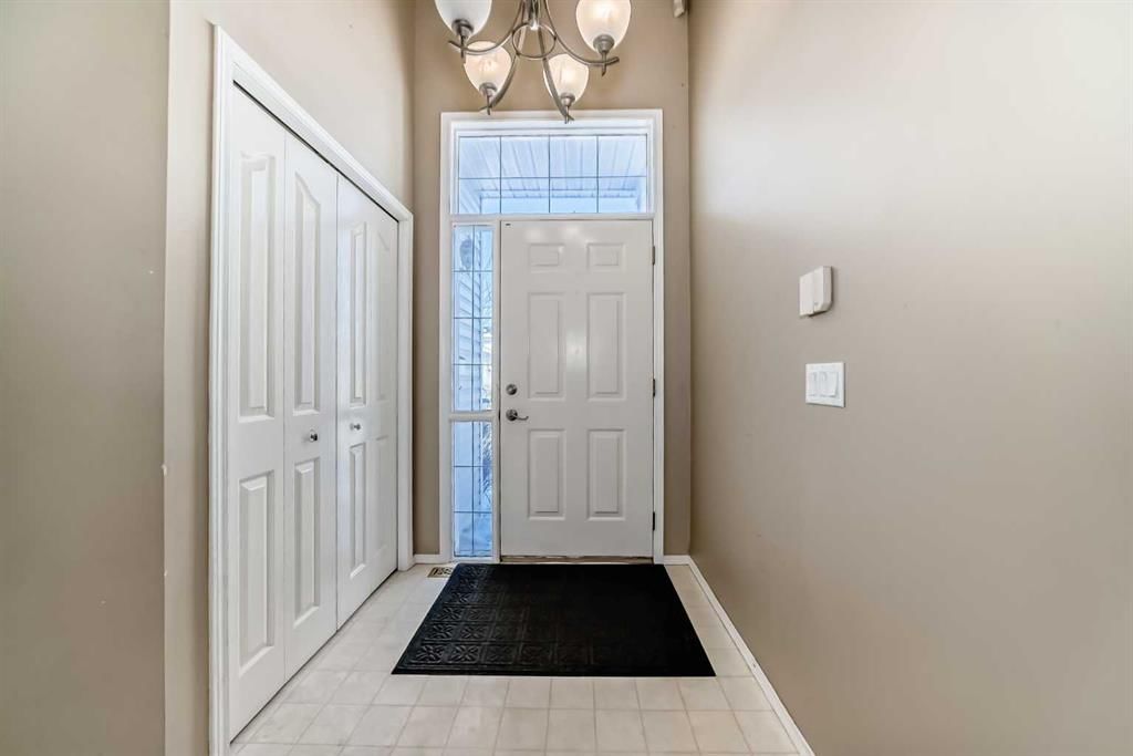 7109 Laguna Way NE, Calgary — photo 4 of 44