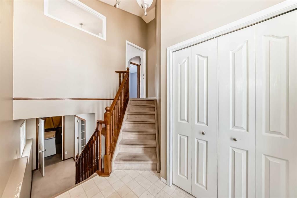 7109 Laguna Way NE, Calgary — photo 5 of 44