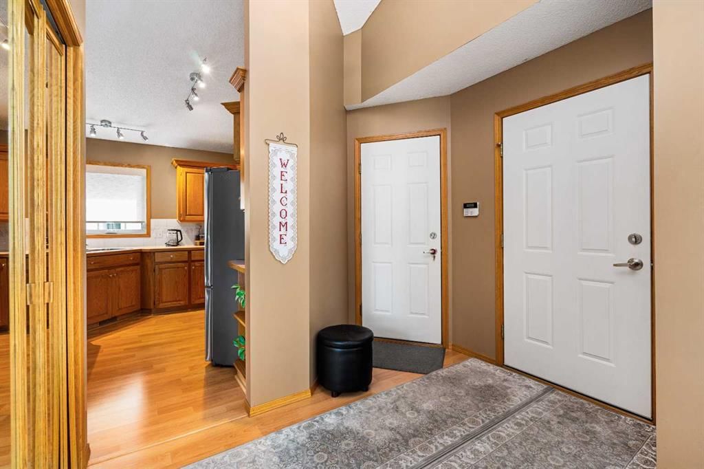 184 Sunmeadows Crescent SE, Calgary — photo 4 of 42