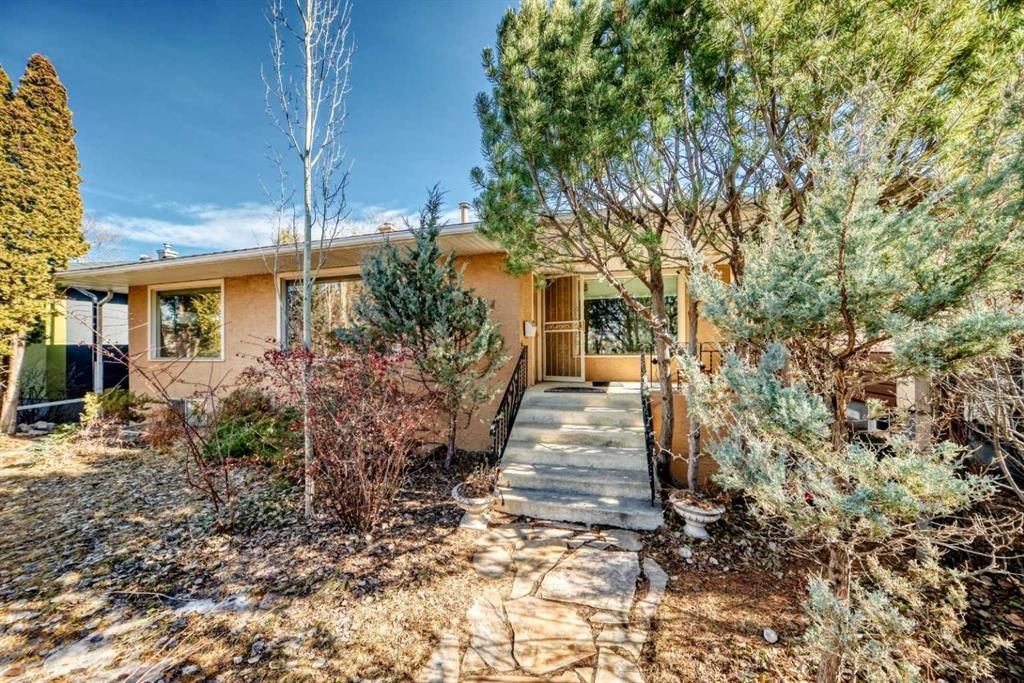 2328 Capitol Hill Crescent NW, Calgary — main listing photo