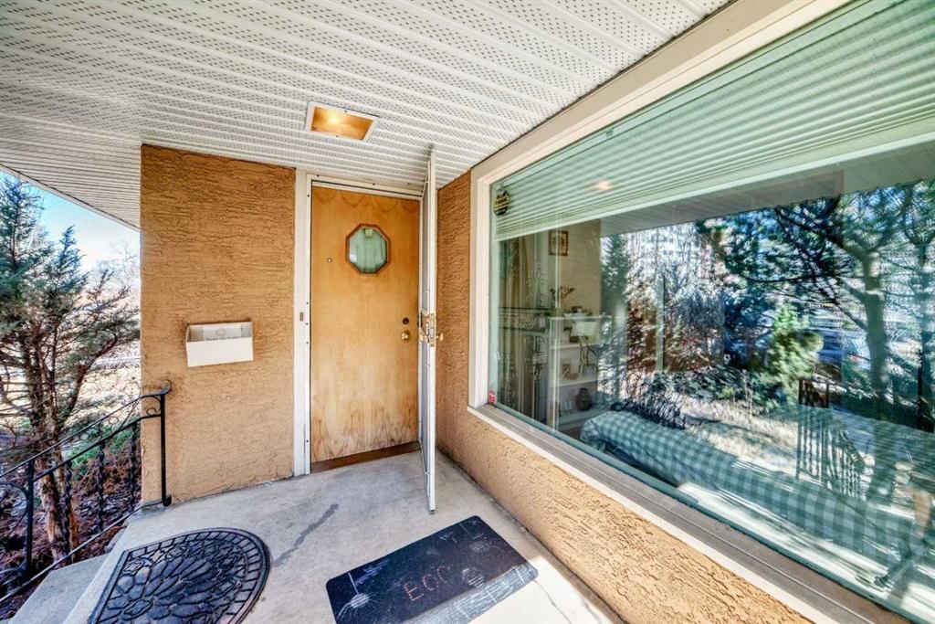 2328 Capitol Hill Crescent NW, Calgary — photo 2 of 44