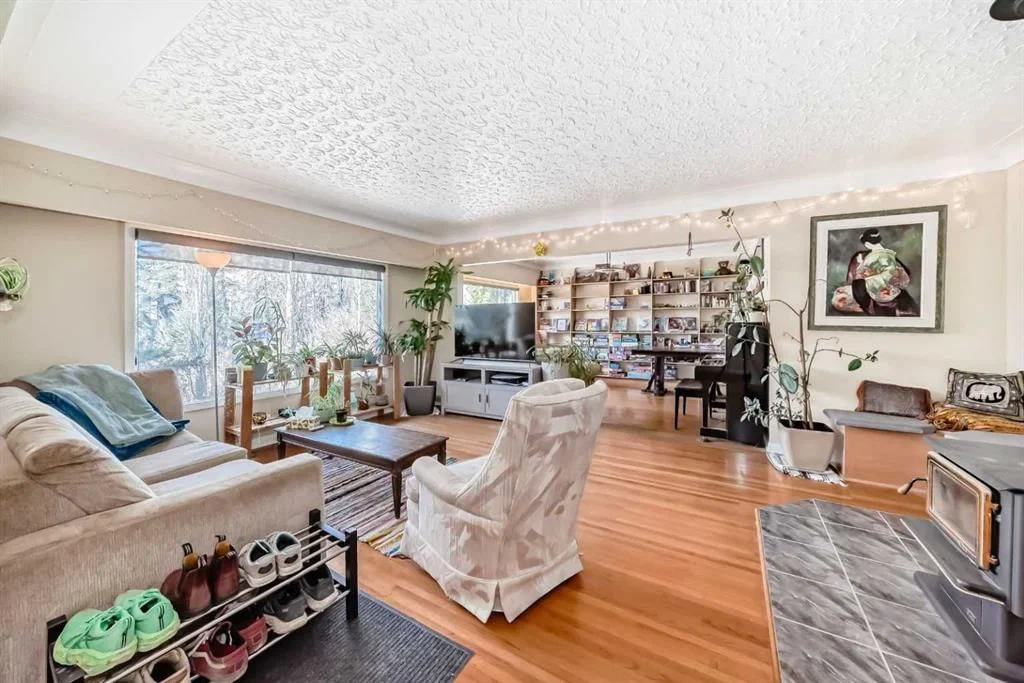 2328 Capitol Hill Crescent NW, Calgary — photo 3 of 44