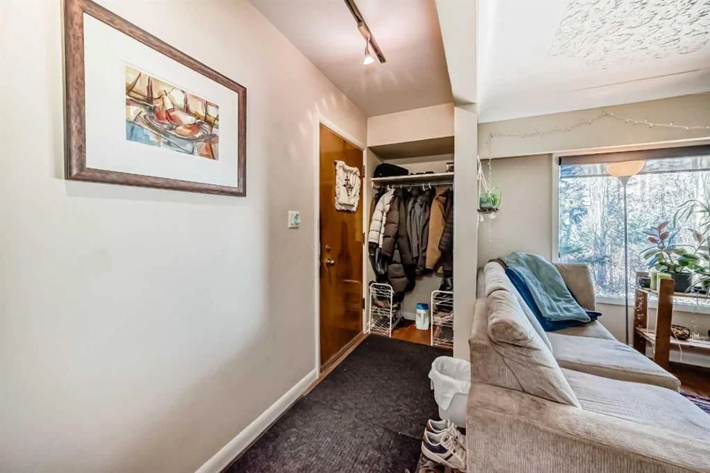 2328 Capitol Hill Crescent NW, Calgary — photo 4 of 44