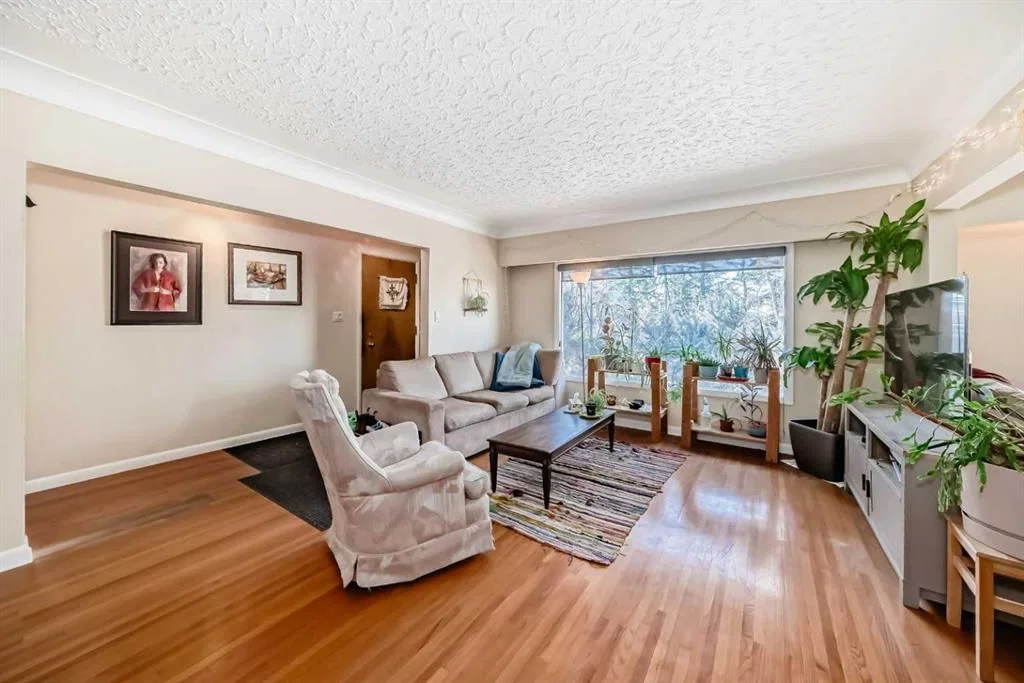 2328 Capitol Hill Crescent NW, Calgary — photo 5 of 44