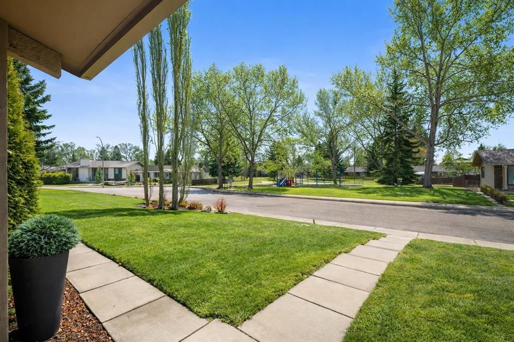 247 Parkwood Close SE, Calgary — photo 3 of 42