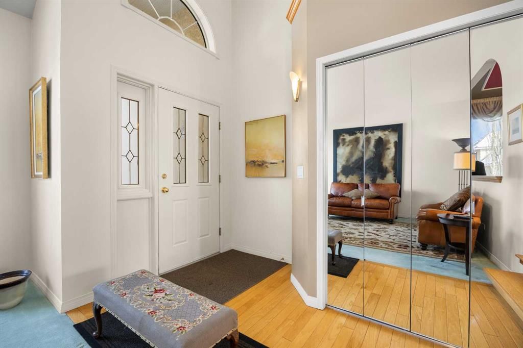 19 Hawkmount Heights NW, Calgary — photo 5 of 46