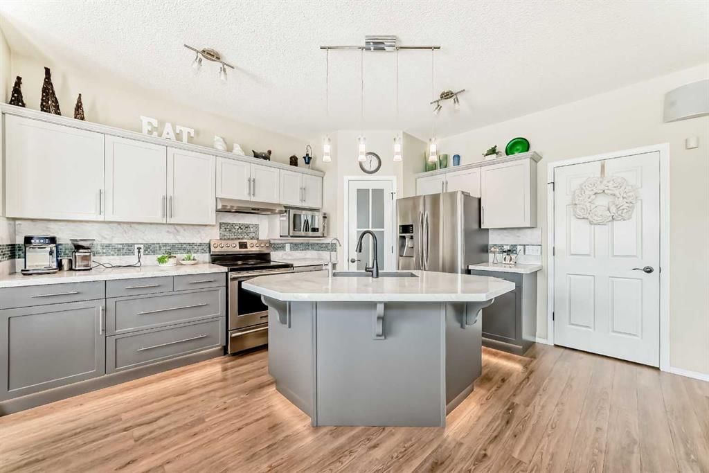 42 Somerset Circle SW, Calgary — photo 2 of 34