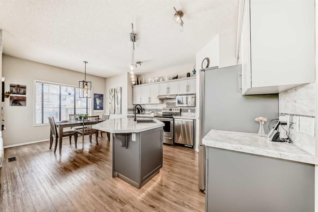 42 Somerset Circle SW, Calgary — photo 3 of 34