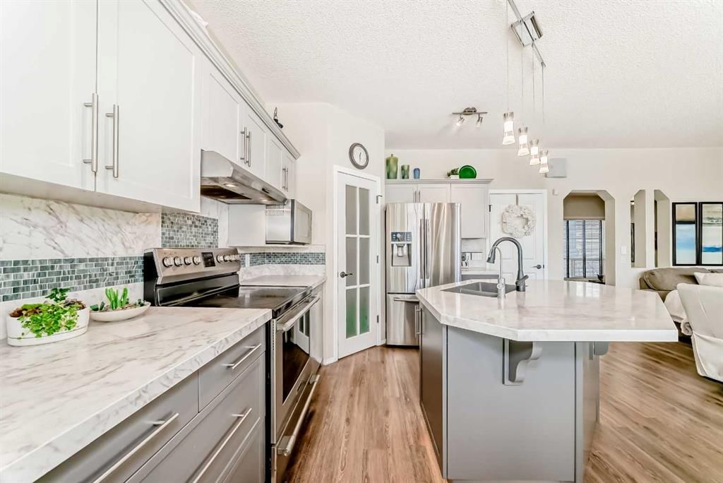 42 Somerset Circle SW, Calgary — photo 4 of 34