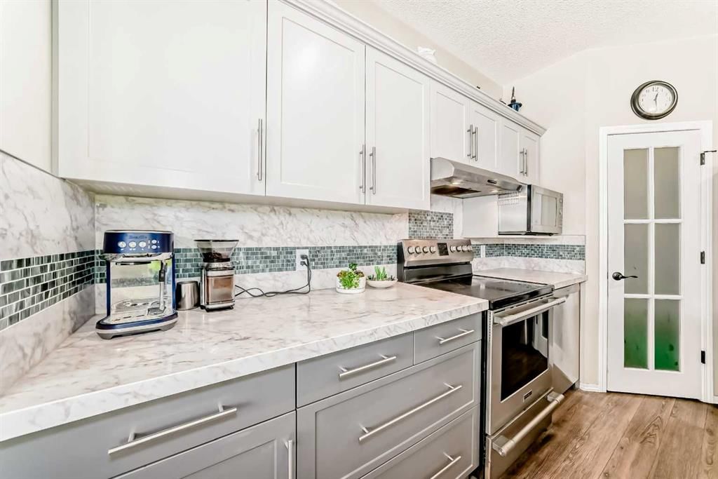 42 Somerset Circle SW, Calgary — photo 5 of 34