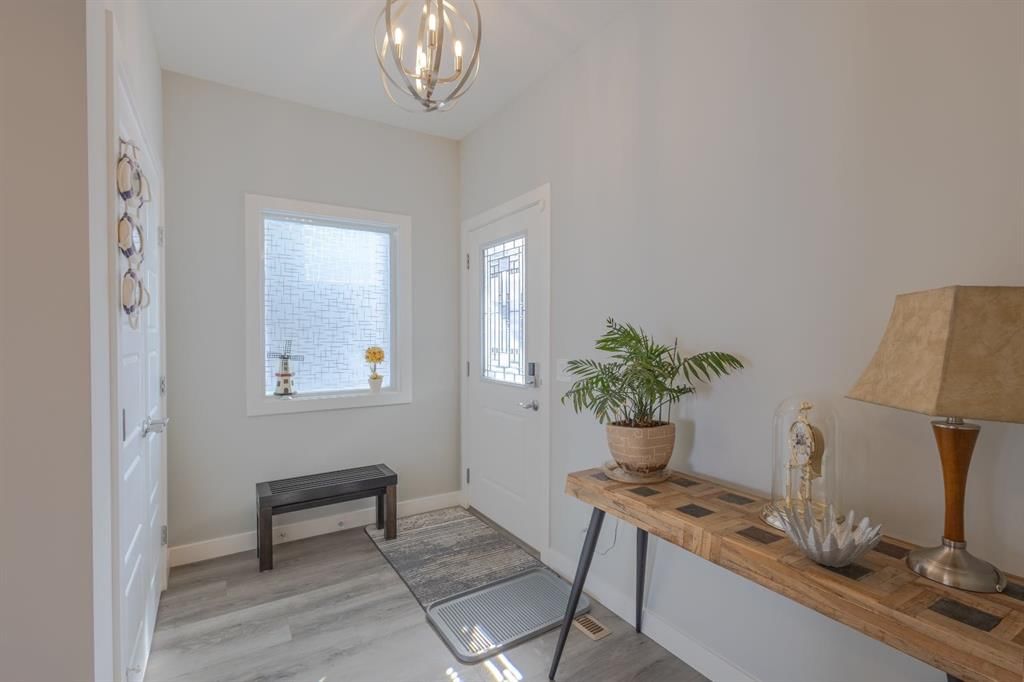 301 Crestmont Drive SW, Calgary — photo 4 of 39
