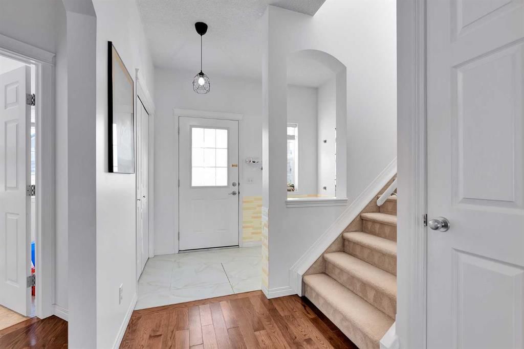 175 Evansmeade Common NW, Calgary — photo 3 of 38