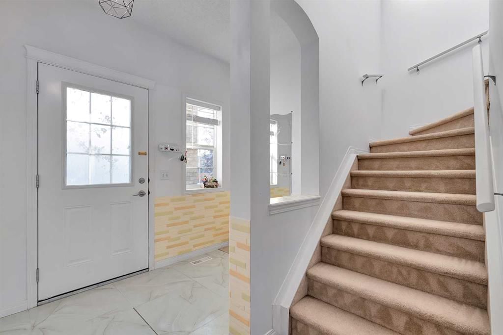 175 Evansmeade Common NW, Calgary — photo 4 of 38