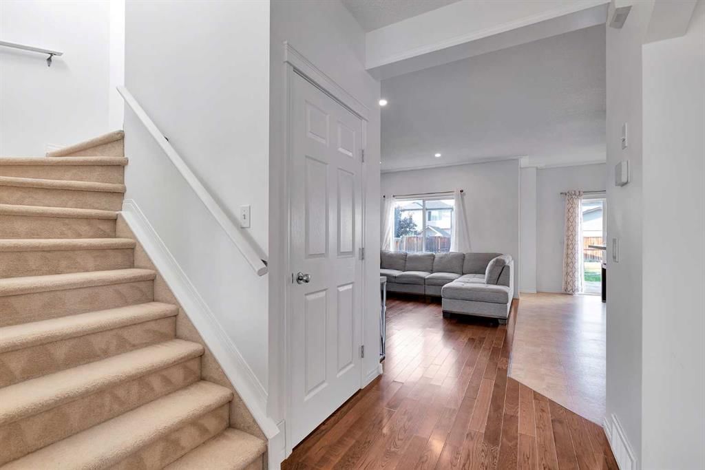 175 Evansmeade Common NW, Calgary — photo 5 of 38