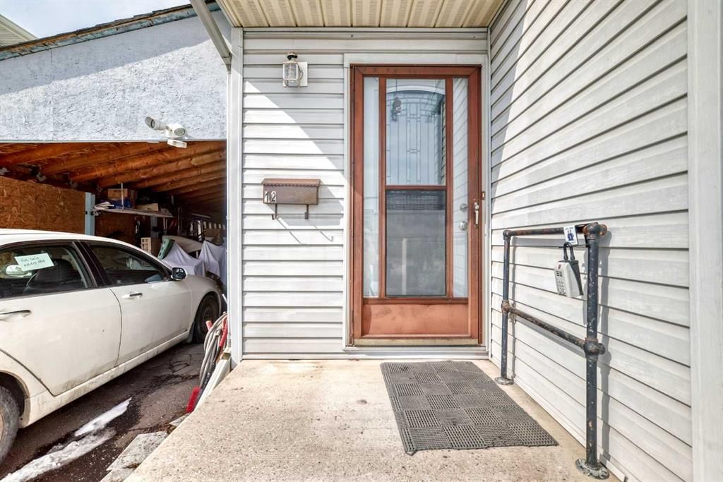 12 Radcliffe Court SE, Calgary — photo 4 of 30