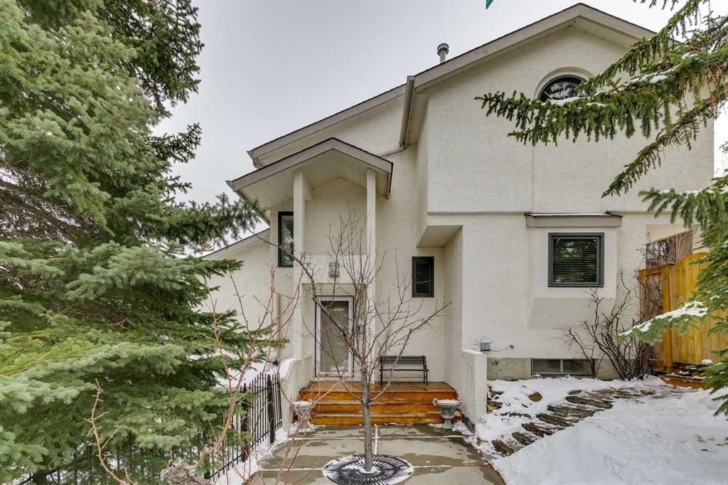 4 Coach Gate Court SW, Calgary — photo 2 of 37