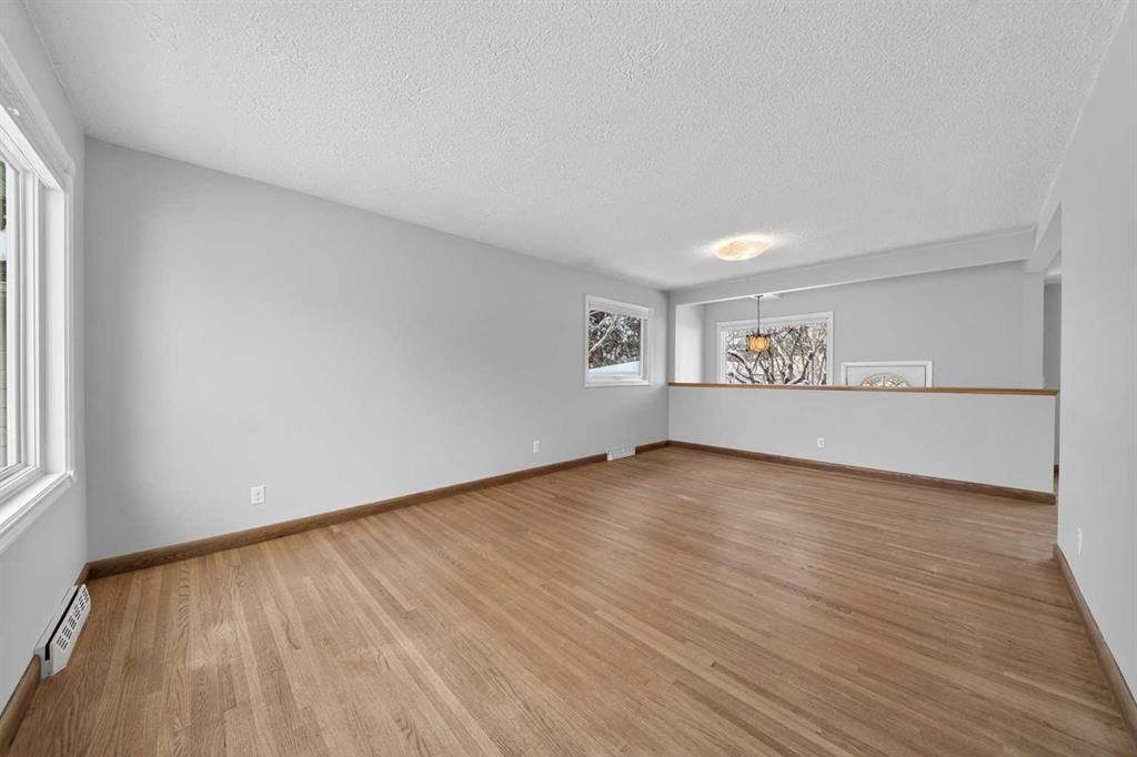 23 Hyslop Drive SW, Calgary — photo 3 of 37