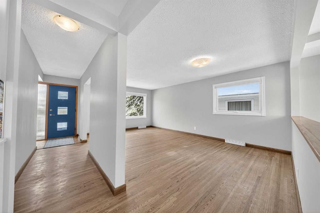 23 Hyslop Drive SW, Calgary — photo 4 of 37