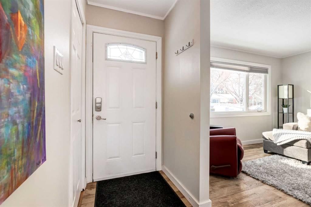 332 Avonburn Road SE, Calgary — photo 2 of 49
