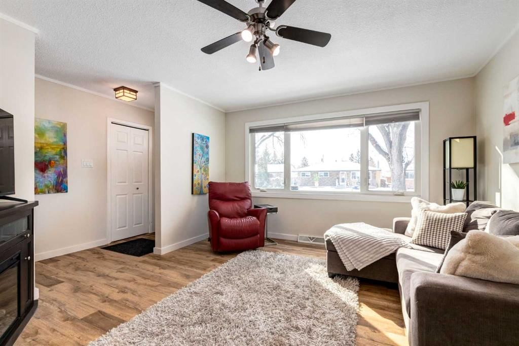 332 Avonburn Road SE, Calgary — photo 3 of 49
