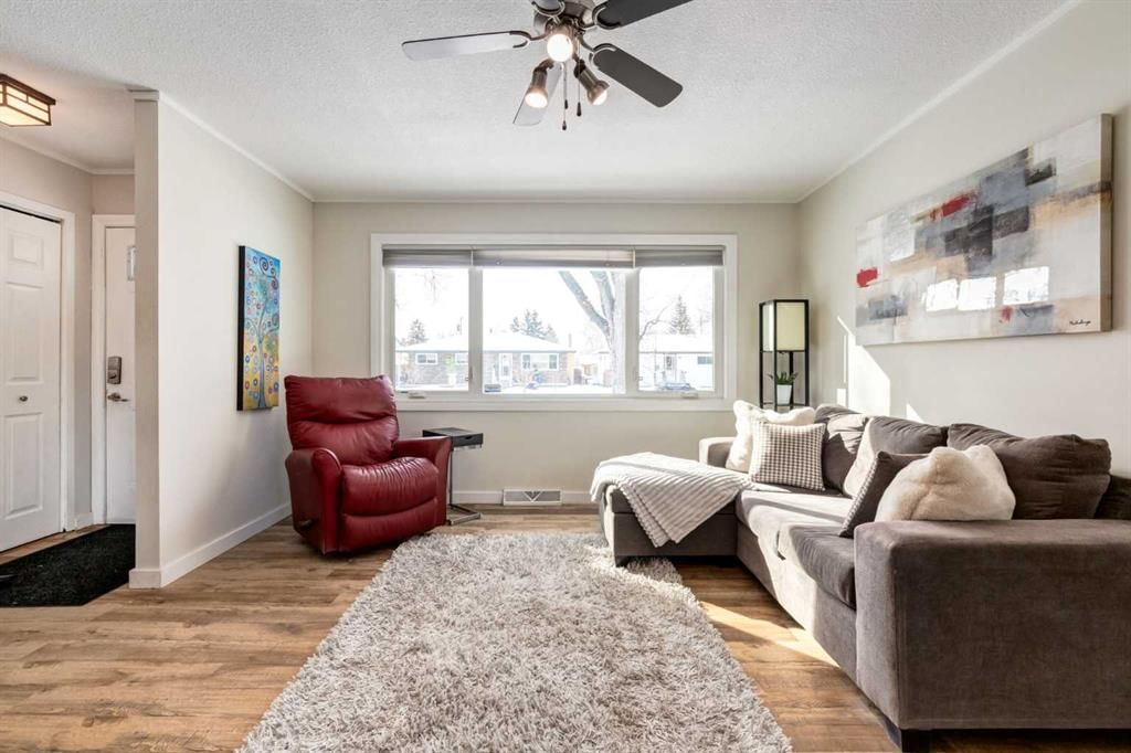 332 Avonburn Road SE, Calgary — photo 4 of 49