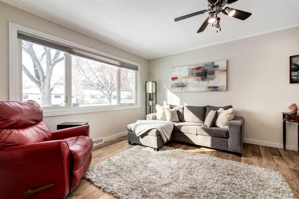 332 Avonburn Road SE, Calgary — photo 5 of 49