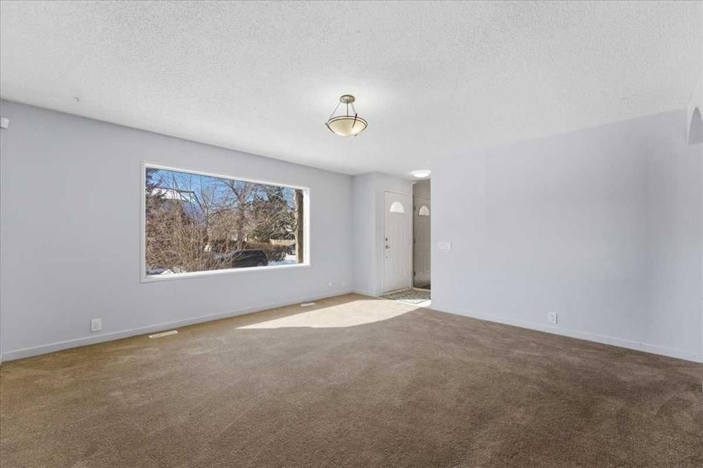 716 Whitemont Drive NE, Calgary — photo 5 of 37