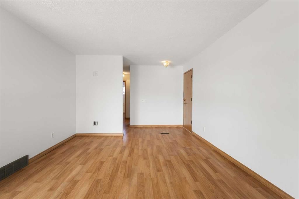 5216 Marian Road NE, Calgary — photo 4 of 26