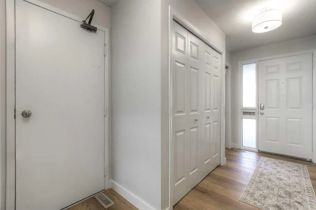 134 Glamis Terrace SW, Calgary — photo 4 of 45
