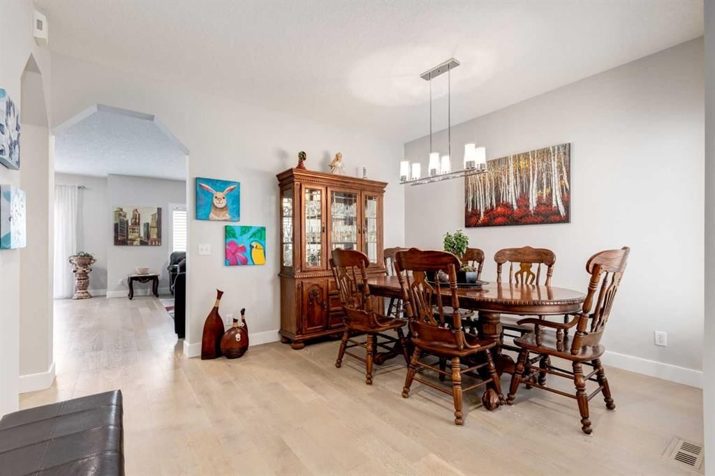 163 Cougarstone Court SW, Calgary — photo 4 of 38