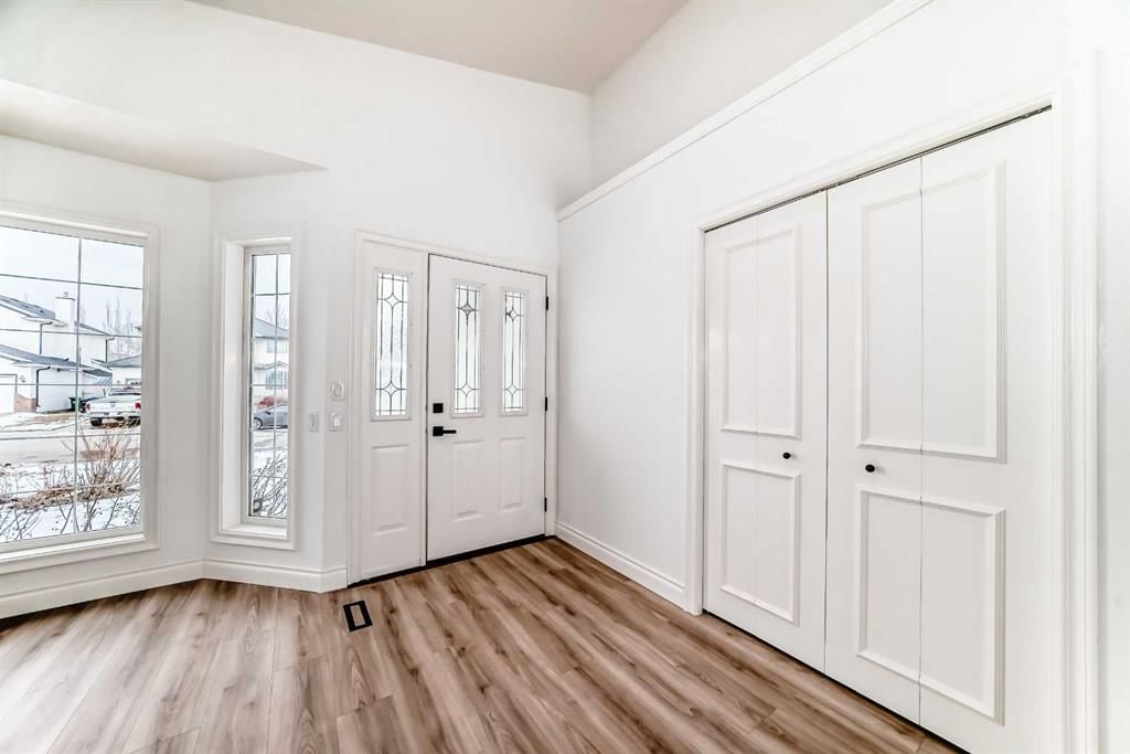228 Woodside Crescent NW, Airdrie — photo 3 of 49