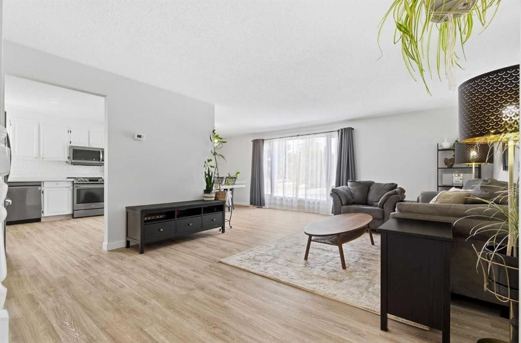 7 Woodmont Rise SW, Calgary — photo 3 of 50