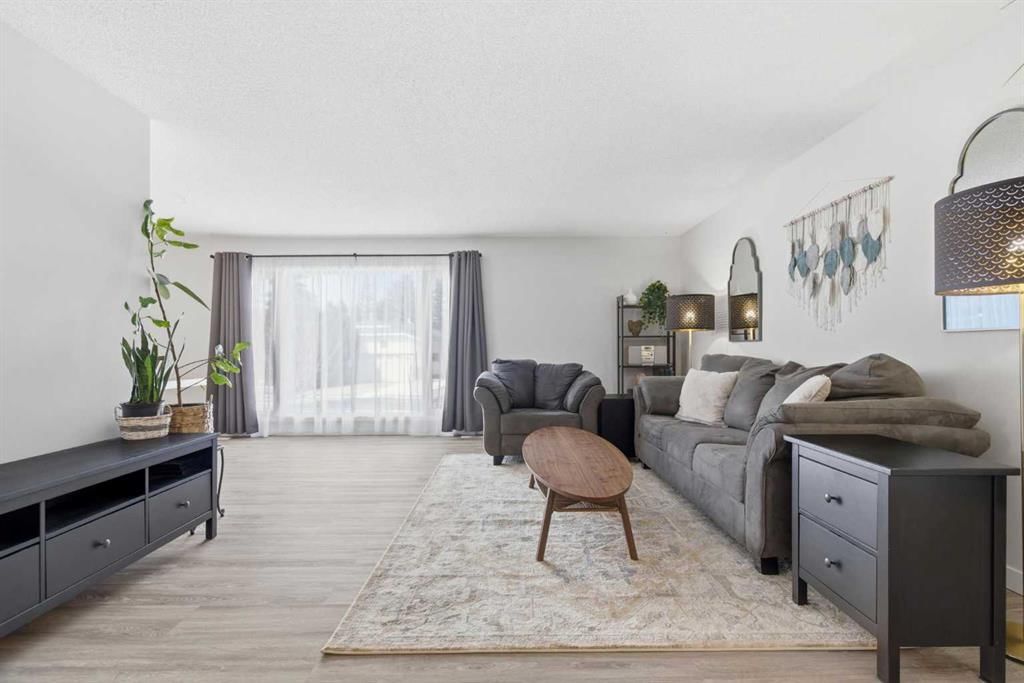 7 Woodmont Rise SW, Calgary — photo 4 of 50