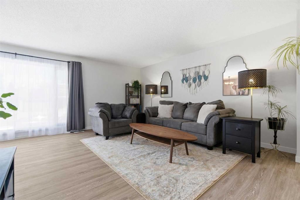 7 Woodmont Rise SW, Calgary — photo 5 of 50