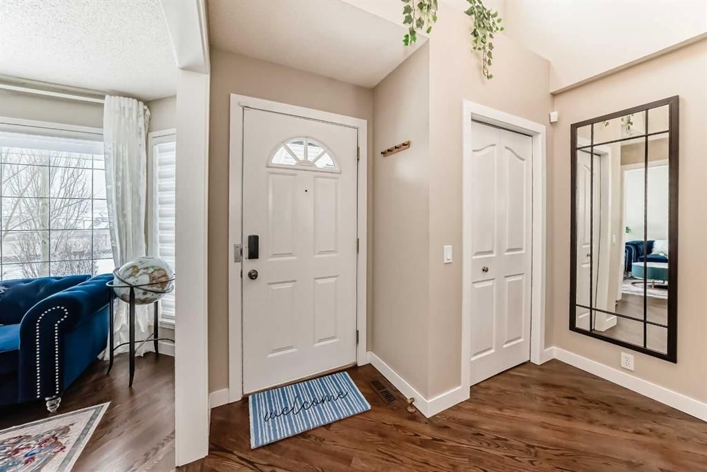 212 Sienna Park Drive SW, Calgary — photo 2 of 40