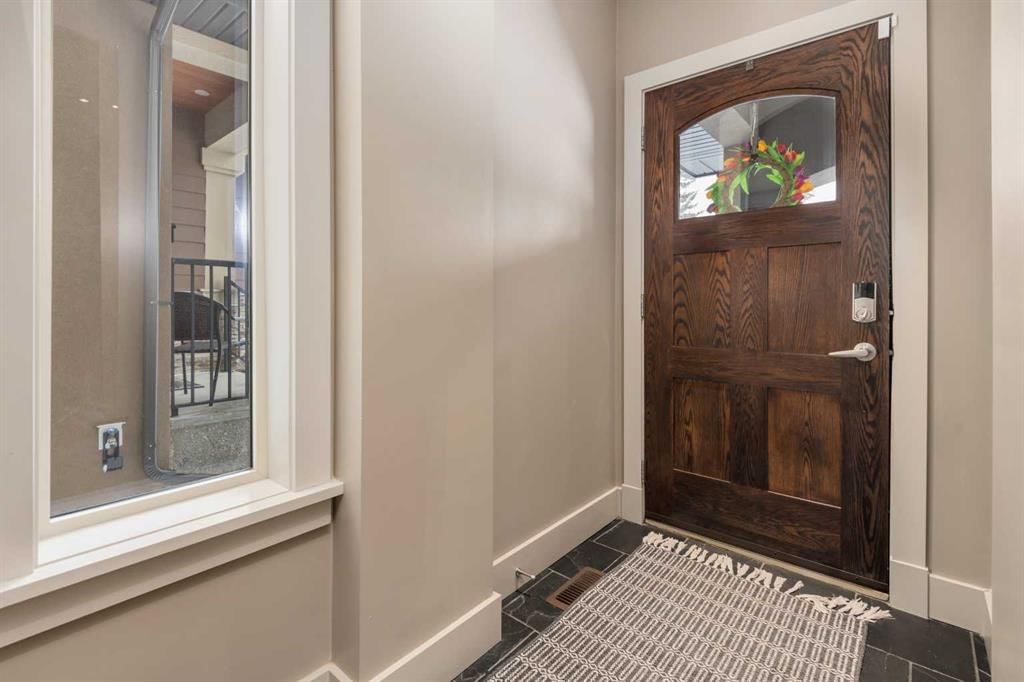 5017 21A Street SW, Calgary — photo 4 of 45