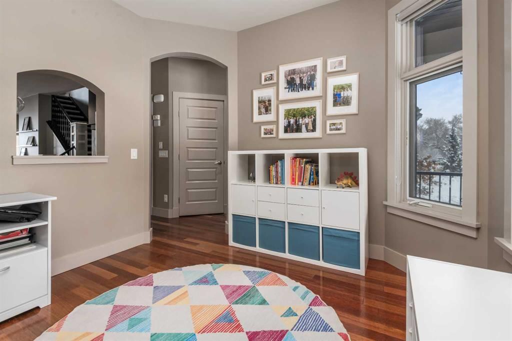 5017 21A Street SW, Calgary — photo 5 of 45