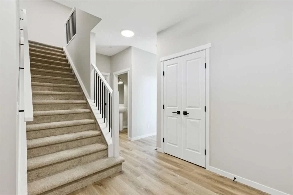 302 Hotchkiss Common SE, Calgary — photo 3 of 35