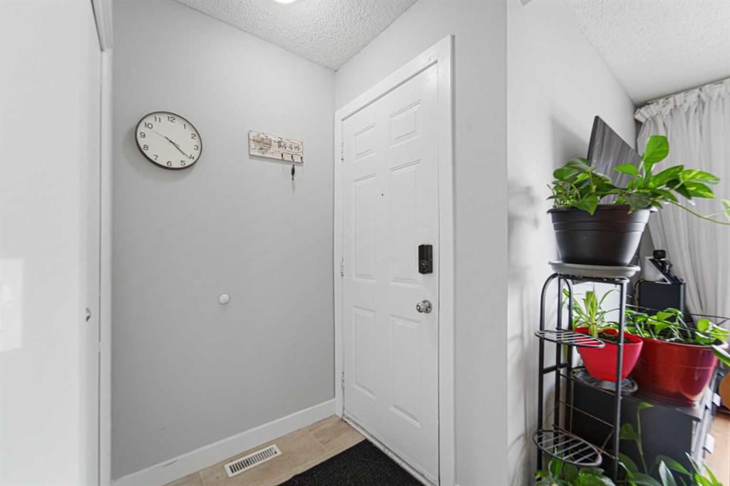 78 Martinview Crescent NE, Calgary — photo 4 of 49