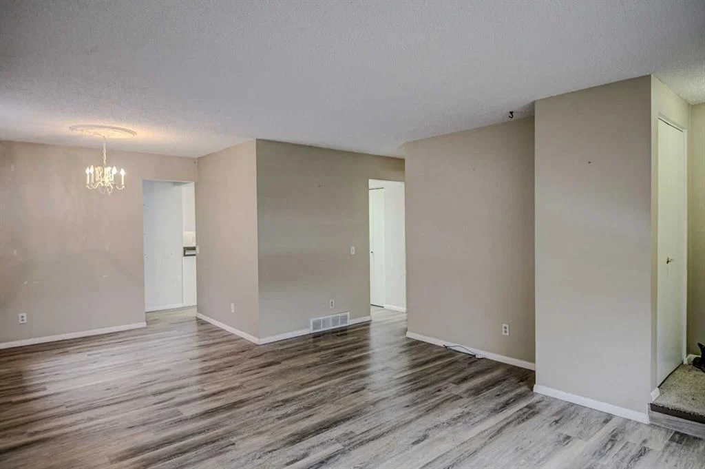12120 Lake Michigan Road SE, Calgary — photo 4 of 26