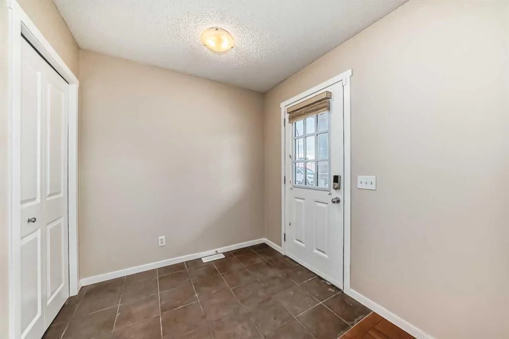 46 Panatella Hill NW, Calgary — photo 4 of 50